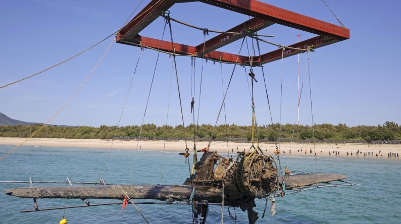 The wreckage of a Shidenkai fighter plane of the former Imperial Japanese Navy is lifted from the seabed off Akune, Kagoshima Prefecture, on Wednesday.