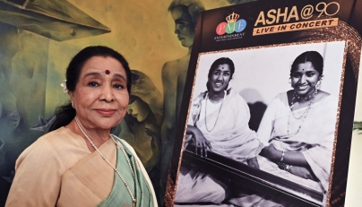 (Files) Bollywood playback singer Asha Bhosle attends a press conference in Mumbai on August 8, 2023, to announce her 90th Live concert in Dubai. (Photo by Sujit Jaiswal / AFP)