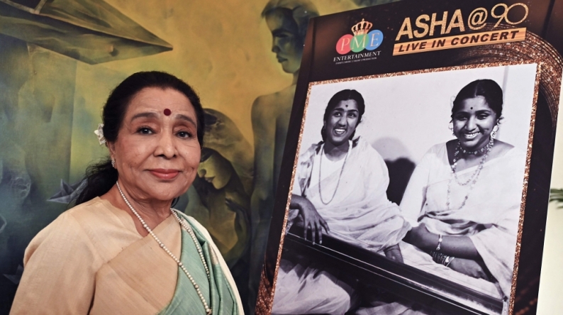 (Files) Bollywood playback singer Asha Bhosle attends a press conference in Mumbai on August 8, 2023, to announce her 90th Live concert in Dubai. (Photo by Sujit Jaiswal / AFP)
