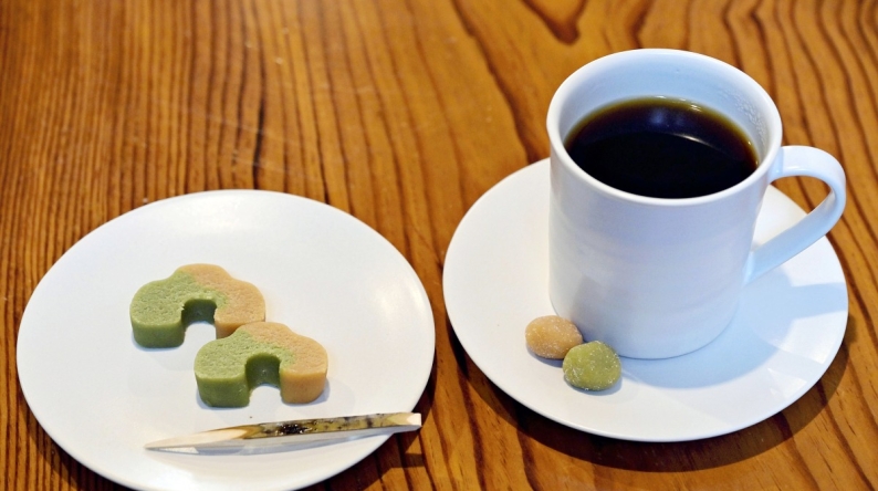 A set option at the shop that comes with coffee, Kasuga no mame and slices of suhama. 