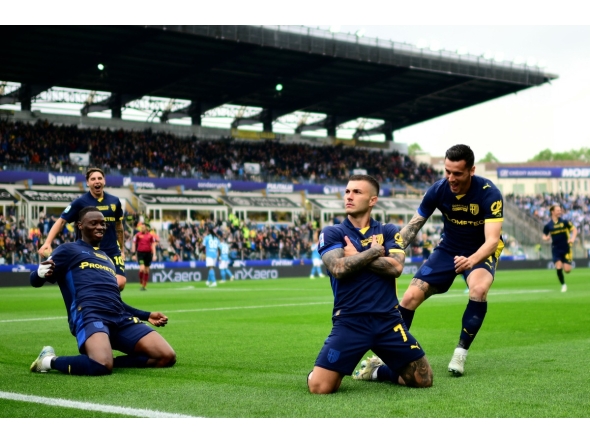 Parma's Argentinan forward #07 Gabriel Strefezza (C) celebrates after scoring a goal during the Italian Serie A football match between Parma Calcio 1913 and SSC Napoli at the Ennio Tardini Stadium in Parma on April 12, 2026. (Photo by MARCO BERTORELLO / AFP)