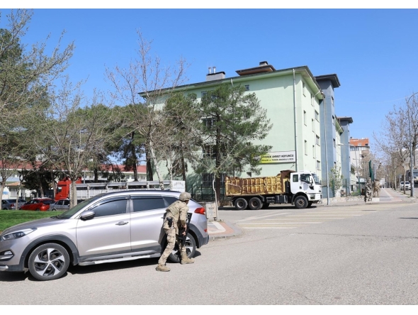Handout photograph taken and released on April 14, 2026 by Turkish news agency DHA (Demiroren News Agency) shows special force security surrounding the school as students are evacuated in southeastern Turkiye. (Photo by Handout / DHA (Demiroren News Agency) / AFP) 