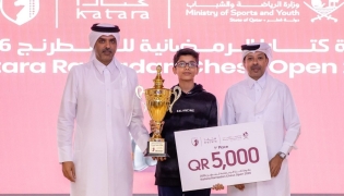 Qatar Chess Association President Mohammed Al-Mudahka (right) with first-place winner, India’s Albin Sajan.