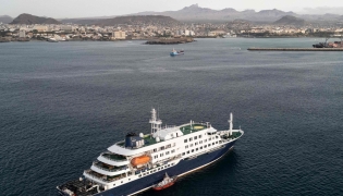 This aerial view shows health personnel boarding the cruise ship MV Hondius, while stationary off the port of Praia, the capital of Cape Verde, on May 6, 2026. Photo by AFP