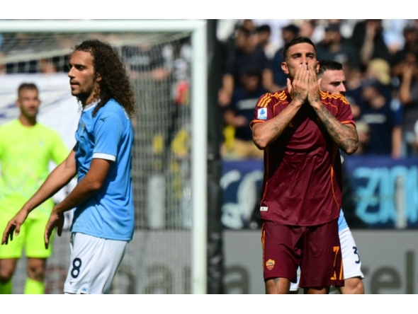 Roma's Italian midfielder #07 Lorenzo Pellegrini celebrates scoring his team's first goal next to Lazio's French midfielder #08 Matteo Guendouzi during the Italian Serie A football match between Lazio and Roma at the Olympic stadium in Rome, on September 21, 2025. (Photo by Tiziana FABI / AFP)