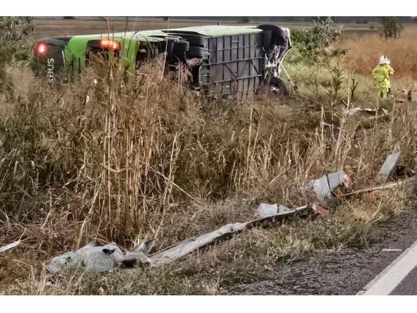 The large coach crashed at Gumlu, between Townsville and Bowen. (Supplied: Roberta Wilkins/ABC