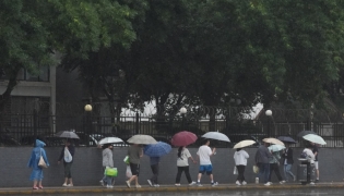 Pedestrians walk in the rain in Beijing, capital of China, May 17, 2026. (Xinhua/Xie Han)