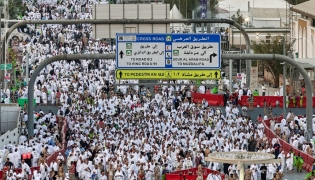 Muslim pilgrims pray near Saudi Arabia's Mount Arafat during the climax of the Hajj pilgrimage early on May 26, 2026.  (Photo by Zain Jaafar / AFP)
