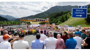 Protesters listen to speakers at the A13 Brenner Highway in the direction of Italy during a demonstration and the blockade of the Brenner Base Tunnel against transit traffic near the A13 Brenner Highway in the direction of Italy, on May 30, 2026, on the Tyrolean Brenner Highway. (Photo by Joe Klamar / AFP)