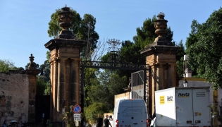 Vans wait to enter Villa Valguarnera, one of the venues hosting the three-day wedding celebrations of British singer Dua Lipa and British actor Callum Turner in Bagheria, near Palermo, Sicily, on June 4, 2026. Photo by ALESSANDRO FUCARINI / AFP