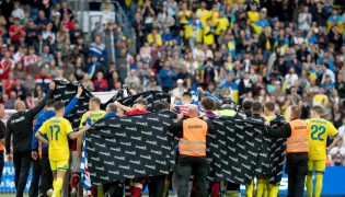 Denmark's and Ukraine's players huddle to accompany Christian Eriksen to a waiting ambulance during the football international friendly match between Denmark and Ukraine at Odense Stadium in Denmark, on June 7, 2026.  (Photo by Bo Amstrup / Ritzau Scanpix / AFP) / Denmark OUT