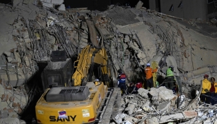 Rescue teams operate heavy machinery at the site of a collapsed building in Caracas on June 25, 2026, following earthquakes. (Photo by Juan Barreto/ AFP)