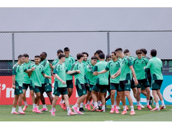 Mexico’s players take part in a training session on the eve of the Round of 32 match against Ecuador. (AFP)
