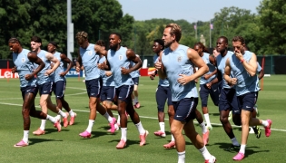 England's Harry Kane and teammates warm up during a training session. (AFP)