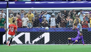 Egypt's forward #10 Mohamed Salah (L) shoots and scores past Australia's goalkeeper #01 Mathew Ryan in a penalty shoot-out during the 2026 World Cup round of 32 football match between Australia and Egypt at the Dallas Stadium in Arlington on July 3, 2026. (Photo by Thomas COEX / AFP)