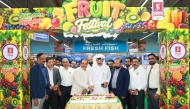 Safari Group Chairman Hamad Dhafer Al Ahbabi and Safari Group Deputy Chairman and Managing Director Zainul Abideen cutting a cake to mark the launch of Fruit Festival and Juice Junction.