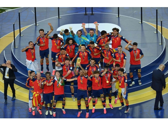 Spain's midfielder #16 Rodri (front C) lifts the trophy with Spain's players next to Spain's head coach Luis de la Fuente (L) and US President Donald Trump (R) on July 19, 2026. (Photo by Angela Weiss / AFP)