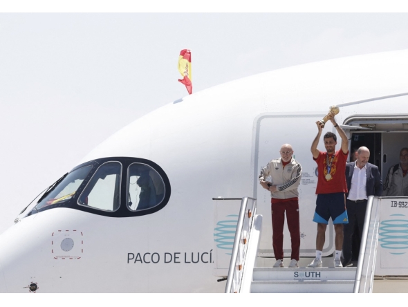Spain’s coach Luis de la Fuente (left) and captain Rodri hold the World Cup trophy upon their arrival in Madrid Barajas’ airport. 