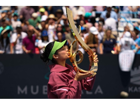 Alexandra Eala of the Philippines kisses the Championship Trophy after winning the women's singles championship match against Jessica Pegula of the United States on the final day of the Washington Open 2026 at William H.G. FitzGerald Tennis Center on August 3, 2026 in Washington, DC. (Photo by Scott Taetsch / GETTY IMAGES NORTH AMERICA / Getty Images via AFP)