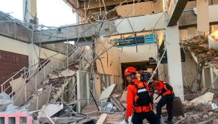 This handout picture taken and released on August 15, 2026 by Indonesia's National Search and Rescue Agency (BASARNAS) shows rescuers working amid the rubble of a damaged building after an earthquake in Maumere, East Nusa Tenggara (Photo by Handout / Indonesia's National Search and Rescue Agency (BASARNAS) / AFP)