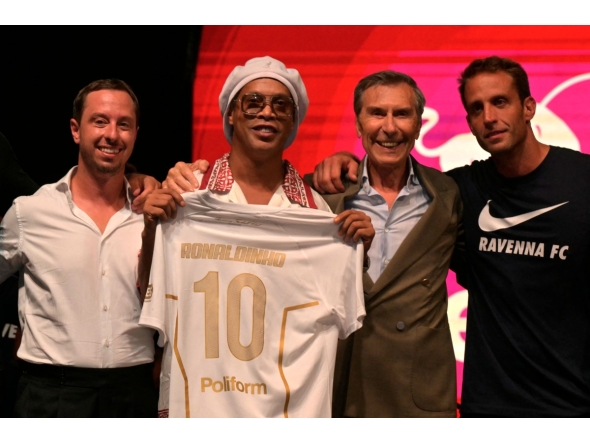 Newly recruited Brazilian football player Ronaldinho poses on stage with the jersey of Ravenna FC next to the president of the club, Ignazio Cipriani (R) during the team presentation in Marina di Ravenna on August 20, 2026. (Photo by Stefano RELLANDINI / AFP)

