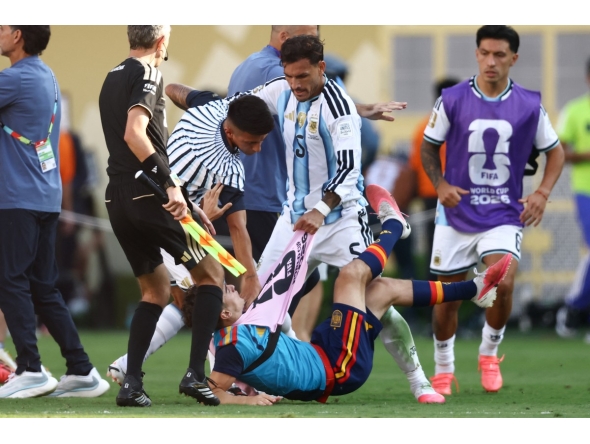 Argentina's midfielder #05 Leandro Paredes (top) clashes with Spain's midfielder #09 Gavi during the 2026 World Cup football tournament final match between Spain and Argentina at the New York/New Jersey Stadium in East Rutherford on July 19, 2026. Photo by CHARLY TRIBALLEAU / AFP