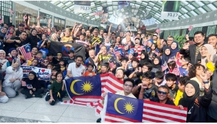 Ambassador of Malaysia to Qatar H E Faizal Razali with members of the Malaysian community during their participation in walkathon.