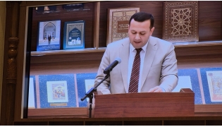 Spokesperson for the Center for Islamic Civilization Uktam Usmonov speaking to the audience during the closing ceremony of the event.