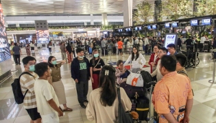 Stranded passengers gather as they wait at Soekarno-Hatta Airport in Tangerang on September 6, 2026. The Airport has been temporarily closed to all flight operations due to ash spewing from the Anak Krakatoa volcano. (Photo by Syarief Akbar / AFP) 