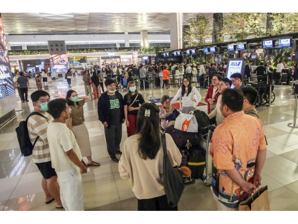 Stranded passengers gather as they wait at Soekarno-Hatta Airport in Tangerang on September 6, 2026. The Airport has been temporarily closed to all flight operations due to ash spewing from the Anak Krakatoa volcano. (Photo by Syarief Akbar / AFP) 