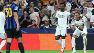 Real Madrid's French forward #10 Kylian Mbappe (R) celebrates scoring his team's first goal with teammate Real Madrid's Brazilian forward #07 Vinicius Junior during the UEFA Champions League first round day 1 football match between Real Madrid and Inter Milan at the Santiago Bernabeu stadium in Madrid on September 8, 2026. (Photo by Thomas COEX / AFP)