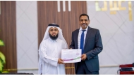 CEO of Thani Humanitarian Dr. Ayed bin Debsan Al Qahtani (left) honouring CEO of Aayan Leasing Company Mohammed Ziada Taha.