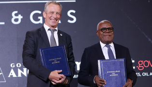 Chairman of the Board of Sonangol Sebastião Gaspar Martins (right) during one of the agreement signing at the event.