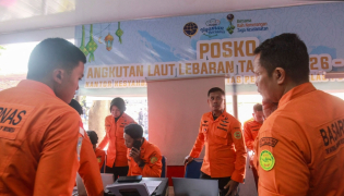 National Search and Rescue Agency (Basarnas) officers staff a rescue operations command post for the stricken Virgo Transport 8 ferry, at Trisakti Bandarmasih Port in Banjarmasin, South Kalimantan, on September 13, 2026. (Photo by INFUZ / AFP)