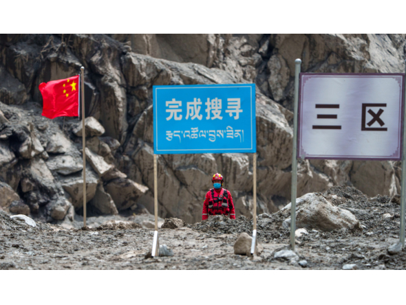 A rescuer from China Anneng observes the surrounding area when searching for survivors at the core affected zone of the mudslide-hit Gyirong Port in southwest China's Xizang Autonomous Region, Sept. 6, 2026. (Xinhua/Tenzin Nyida)
