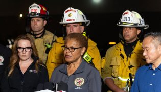 Los Angeles Mayor Karen Bass (C) briefs reporters after a US news media helicopter covering a deadly bus crash, came down in Chatsworth, a neighborhood of Los Angeles, California on September 15, 2026. (Photo by Blake Fagan / AFP)