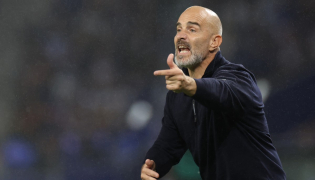 Manchester City's Italian coach Enzo Maresca reacts during the UEFA Champions League first round day 1 football match between FC Porto and Manchester City at Dragao stadium in Porto on September 8, 2026. (Photo by PATRICIA DE MELO MOREIRA / AFP)
