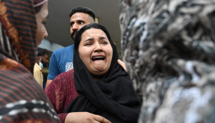 A mother reacts after the death of her child following a fire incident outside the Mother and Child Health (MCH) ward at the Pakistan Institute of Medical Sciences (PIMS) Hospital in Islamabad on August 26, 2026. (Photo by Aamir QURESHI / AFP)