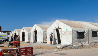 This picture shows large tents at the new Los Rosales migrant reception camp, where more than 800 people have been transferred from the Loma Colmenar camp, in Ceuta, on September 12, 2026. Photo by ANTONIO SEMPERE / AFP
