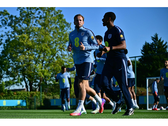 Harry Kane (left) and teammates take part in a team training session yesterday. 