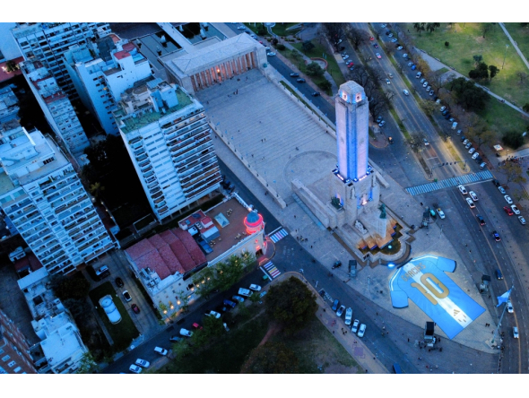 This aerial view shows a giant shirt marking Lionel Messi's farewell from the Argentina national football team displayed at the National Flag Memorial in Rosario, Argentina, on the eve of the international friendly football match between Argentina and Benin. (Photo by Marcelo Manera / AFP)