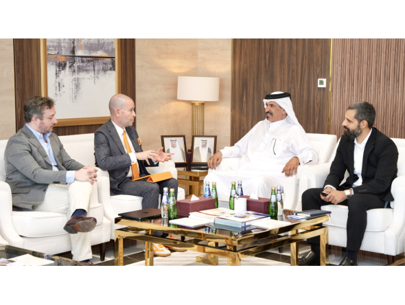 QC First Vice Chairman Mohamed bin Ahmed bin Twar Al Kuwari and Vice President of the Arab Portuguese Chamber of Commerce and Industry and Chairman of the Advisory Board of the L’or Investment Group Miguel Frasquilho with other officials during the meeting.
