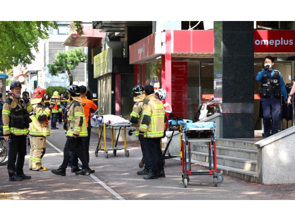Police officers and firefighters arrive at the scene after a stabbing incident at a supermarket in Incheon on October 13, 2026. (Photo by YONHAP / AFP) 