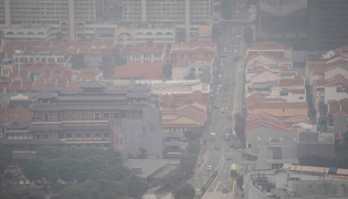 A general view of Chinatown in Singapore on October 16, 2026, as the country continues to be shrouded in haze caused by fires in Indonesia. (Photo by Yuichi Yamazaki / AFP)