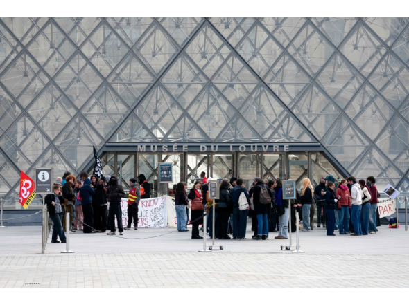 Protesters, including students from the Ecole du Louvre, block the entrance to the Louvre Museum in Paris on October 19, 2026. (Photo by Dimitar Dilkoff / AFP)