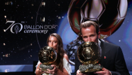 Spain and Barcelona midfielder Alexia Putellas and England and Bayern Munich forward Harry Kane kiss their trophies on stage after receiving their Ballon d'Or awards on October 26, 2026. (Photo by Franck Fife / AFP)