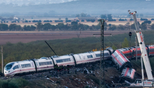Investigators survey debris amongst the damaged carriages of a train crash between two high-speed units, a Renfe AVE train and an Iryo train around 150 km south of Madrid between Urda and Los Yebenes in the province of Toledo, a day after the accident on October 29, 2026. Photo by OSCAR DEL POZO / AFP