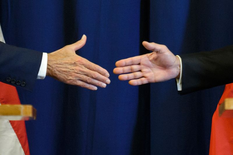  US Secretary of State John Kerry (L) and Russian Foreign Minister Sergei Lavrov shake hands at the end of a press conference closing meetings to discuss the Syrian crisis on September 9, 2016, in Geneva. AFP / FABRICE COFFRINI