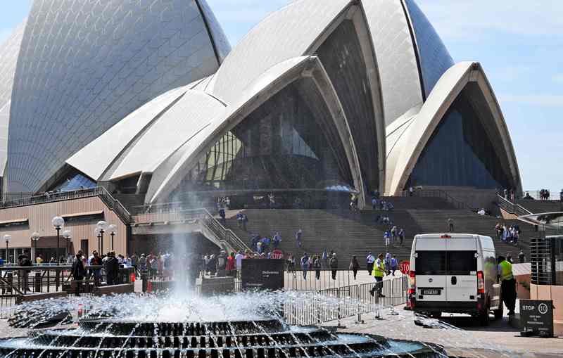 Vehicles are stopped at a checkpoint at the Sydney Opera House on September 9, 2016, after an 18-year-old man was charged after allegedly making threats at the Sydney Opera House, just days after the so-called Islamic State group urged followers to target
