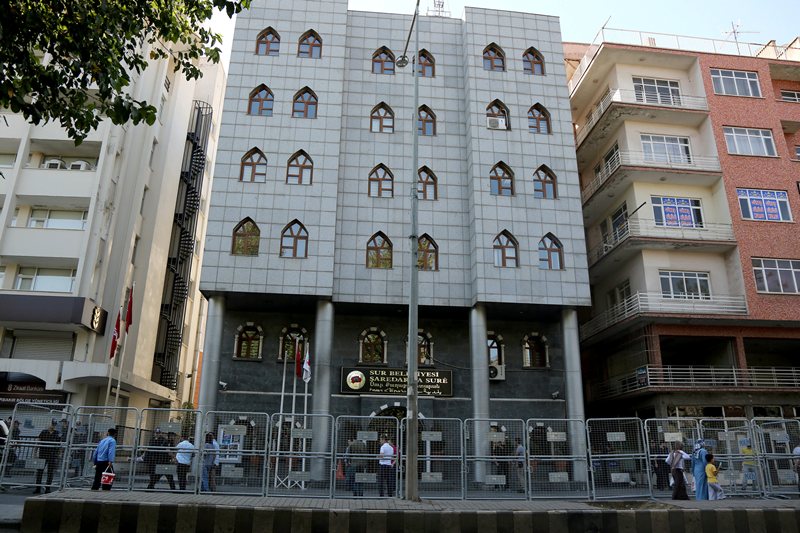 The Sur municipality office is surrounded by security barriers, following the removal of the local mayor from office after he was deemed to support Kurdish militants, in Diyarbakir, Turkey, September 11, 2016. (REUTERS/Sertac Kayar)